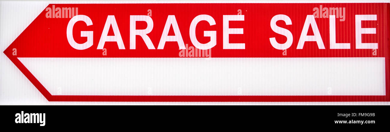 Les ventes de garage flèche rouge signe sur plastique blanc. Banque D'Images