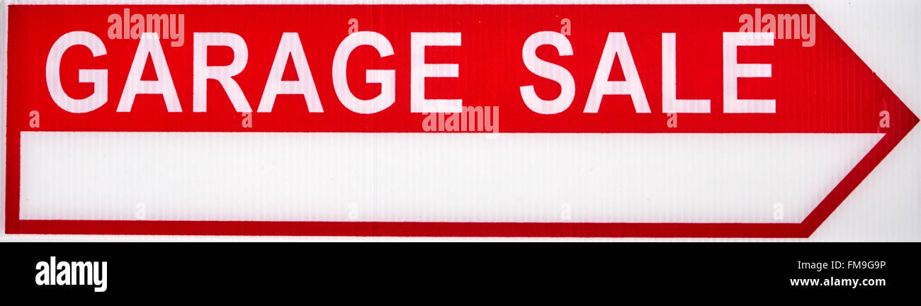 Les ventes de garage flèche rouge signe sur plastique blanc. Banque D'Images