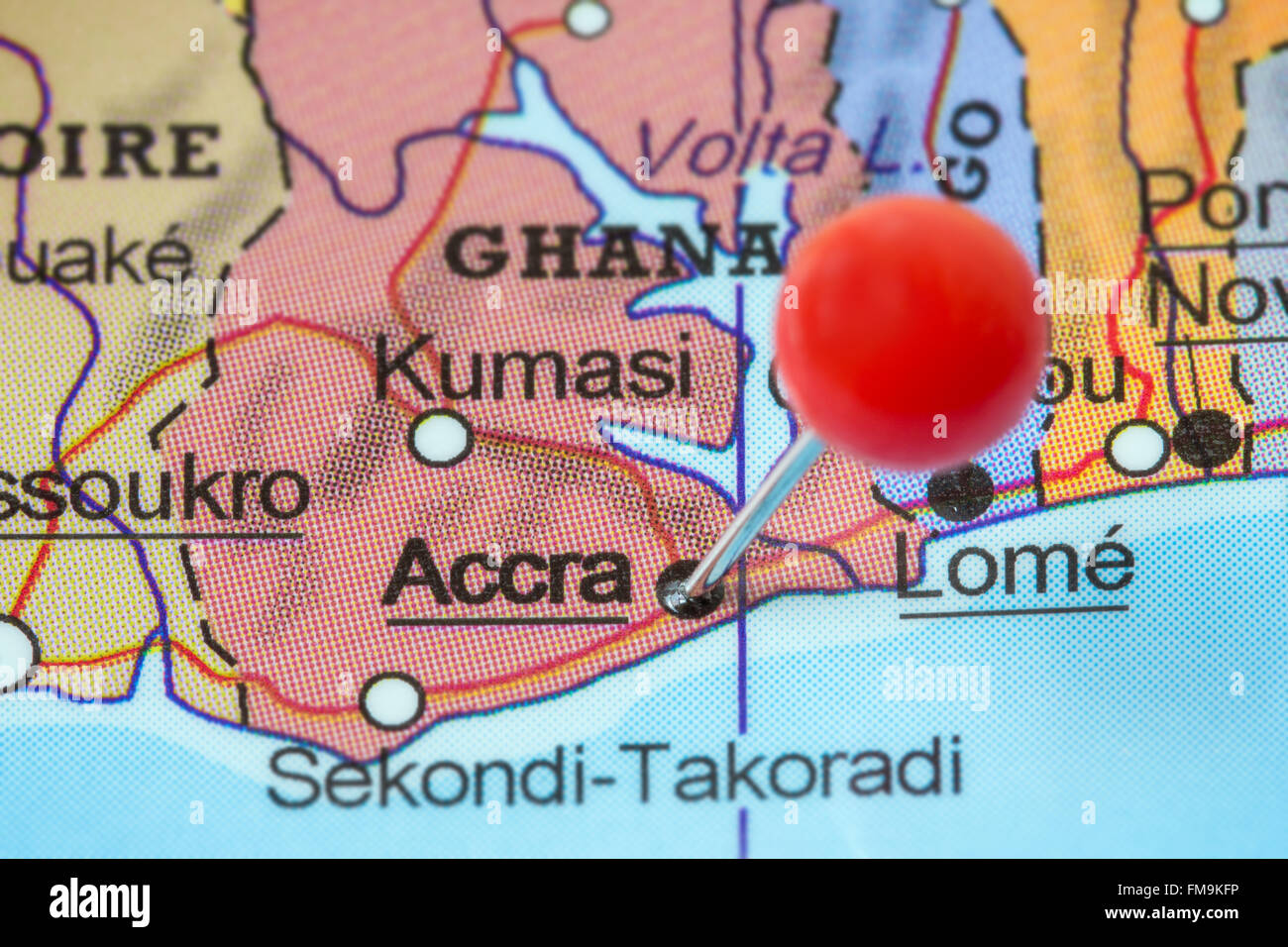 Close-up d'une punaise rouge dans une carte d'Accra, au Ghana. Banque D'Images
