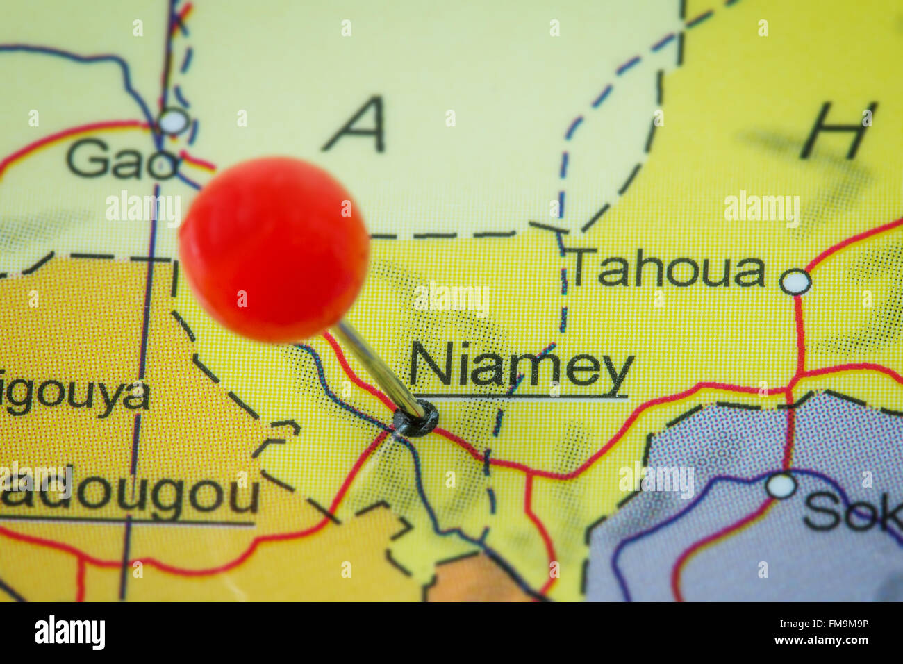 Close-up d'une punaise rouge sur une carte de Niamey, Niger. Banque D'Images