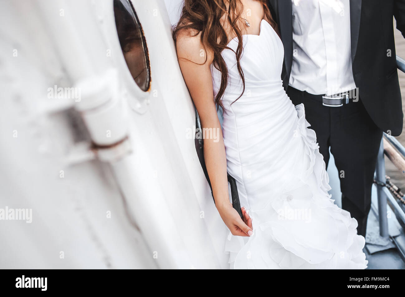 Les mariés de mariage sur le pont du bateau, couple élégant. Banque D'Images