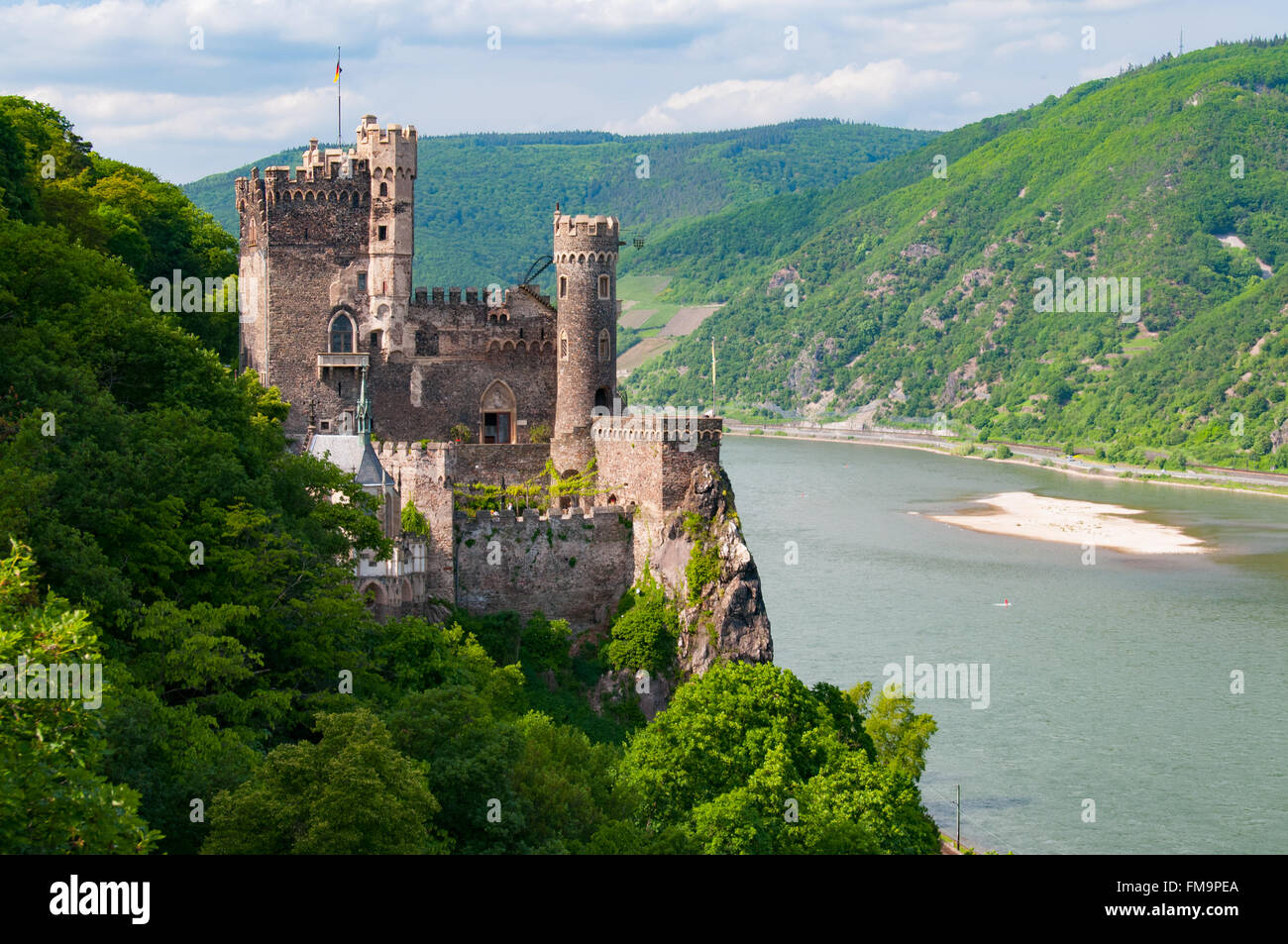 Burg Rheinstein aller-retour château surplombant le Rhin, Allemagne Banque D'Images