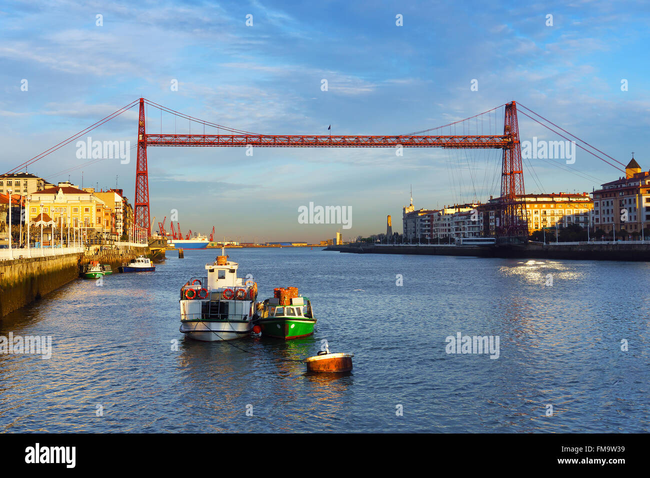 Portugalete et Las Arenas de Getxo avec pont suspendu au lever du soleil Banque D'Images