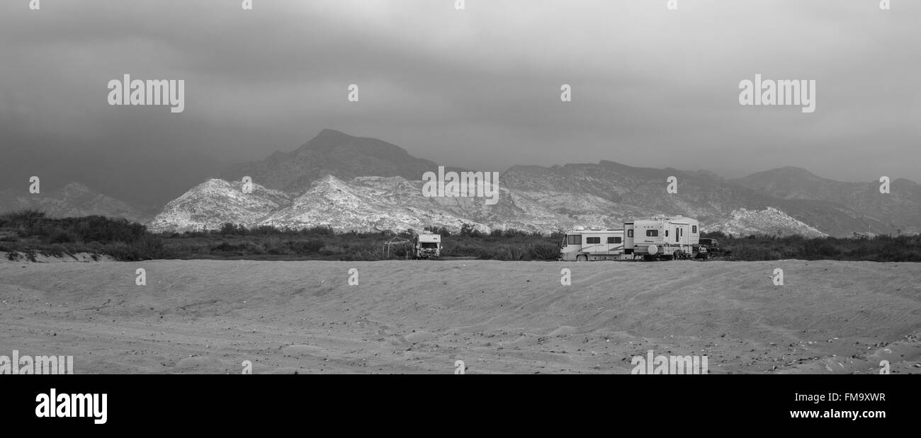 Chambre avec vue - Motor homes campé par une belle gamme de montagne dans le nord-ouest du Mexique Banque D'Images
