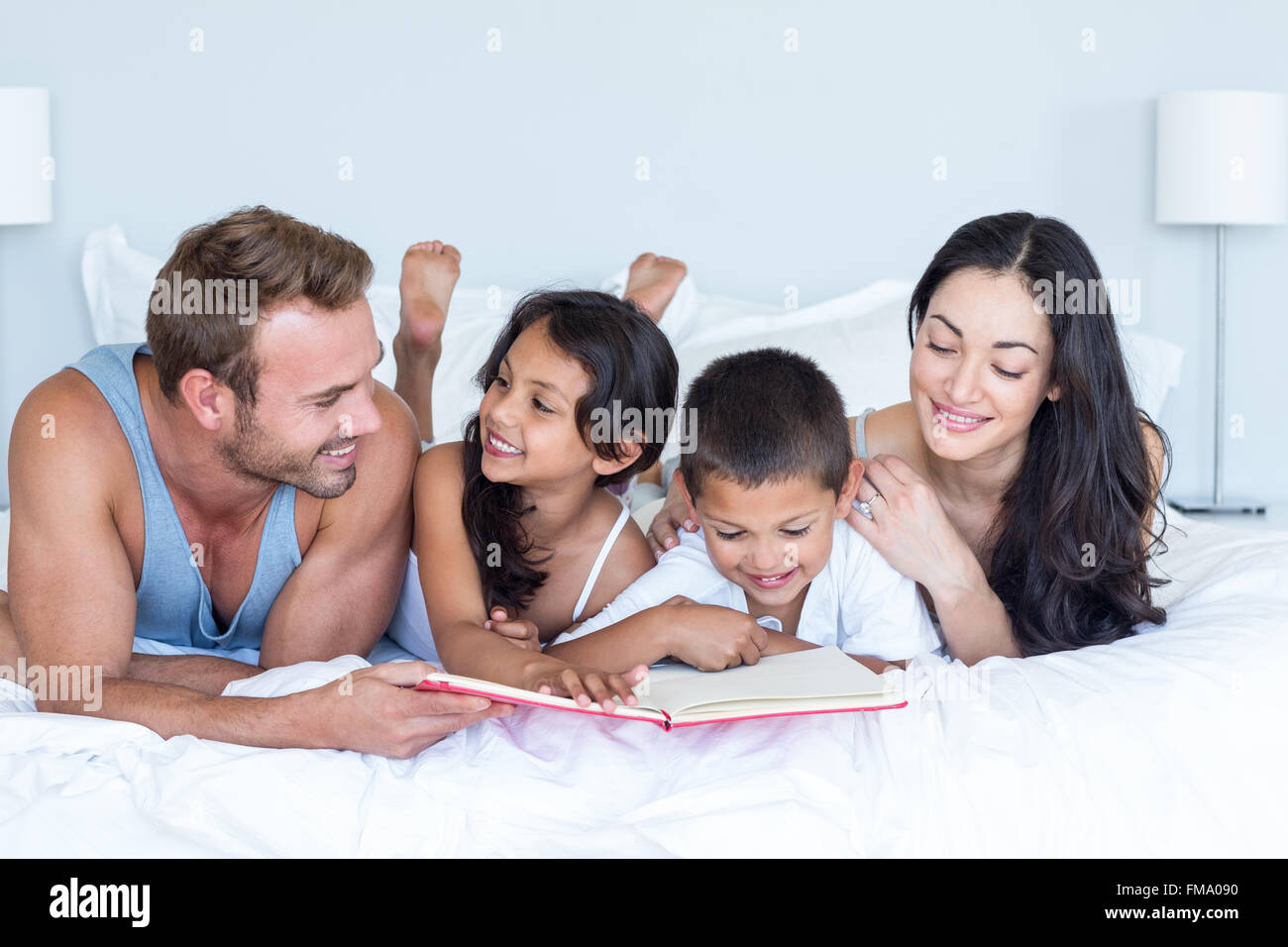 Famille heureuse dans leur chambre à coucher Banque D'Images