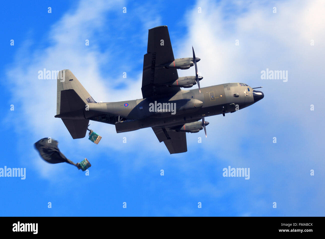 Royal Air Force d'avions de transport Hercules effectue un parachutage de marchandises dans la plaine de Salisbury Zone d'entraînement. Banque D'Images