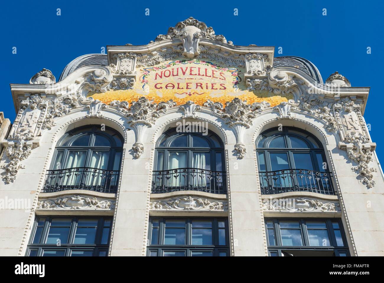 La France, l'Allier, Moulins, grande façade et dôme de la Nouvelles Galeries style Beaux-Arts avec des carreaux de mosaïque de 1914 Banque D'Images