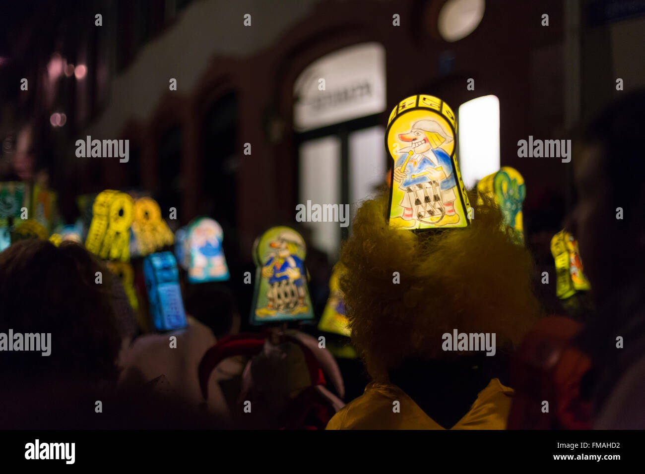Un groupe avec des lanternes tête lumineuse attend pendant le carnaval de Bâle 2016 pour l'extinction des lumières le lundi matin. Banque D'Images