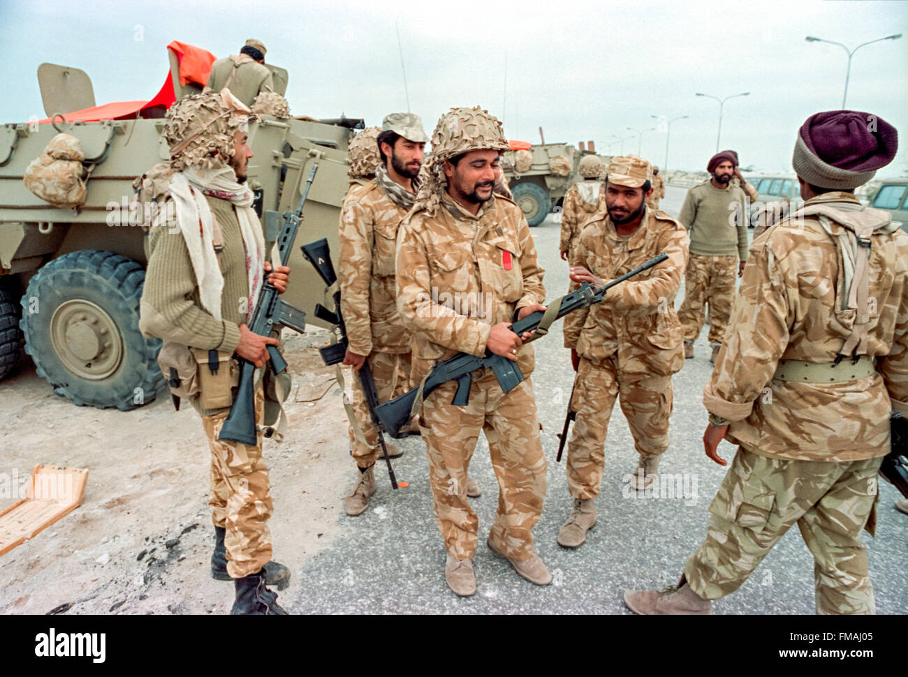 L'Arabie saoudite des soldats se préparent à charger dans des véhicules armés au cours des opérations de nettoyage à la suite de la bataille de Khafji, le 2 février 1991 dans la ville de Khafji, l'Arabie Saoudite. La bataille de Khafji a été la première grande mobilisation de masse de la guerre du Golfe. Banque D'Images