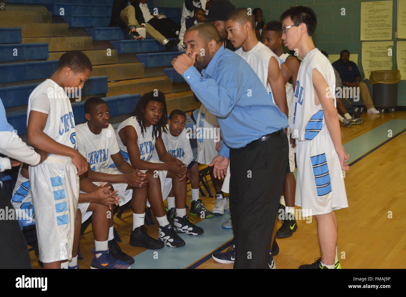 Stratégie de l'entraîneur parle l'équipe de basket-ball de son école Banque D'Images