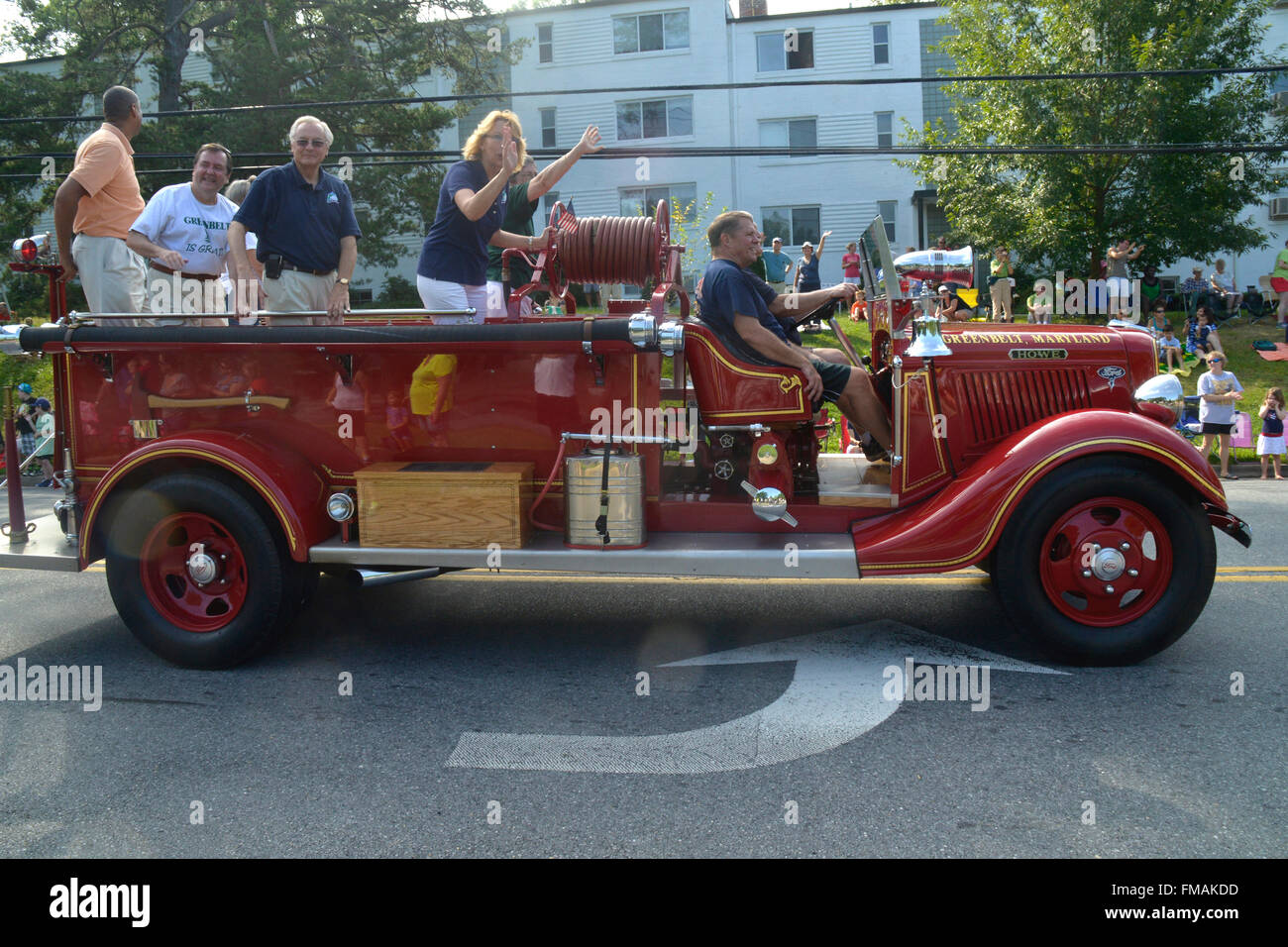 Le Conseil de la ville de verdure repose sur un camion de pompier antique dans la verdure de la parade de la Fête du travail ; Banque D'Images