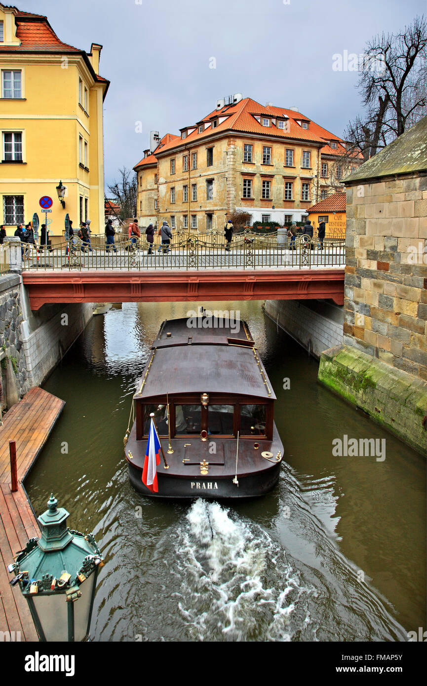 Voile en passant le canal entre l'île de Kampa Certovka et Mala Strana, très près du pont Charles, Prague, République Tchèque Banque D'Images