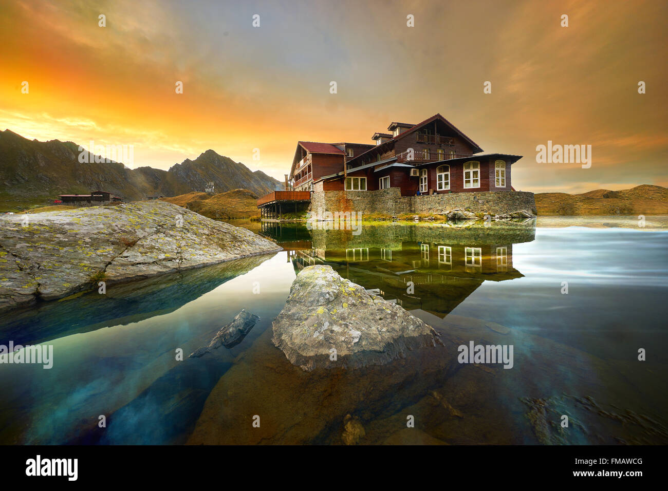 Chalet Balea Lac Paysage Coucher du soleil à Fagaras Mountains, en Roumanie. Banque D'Images