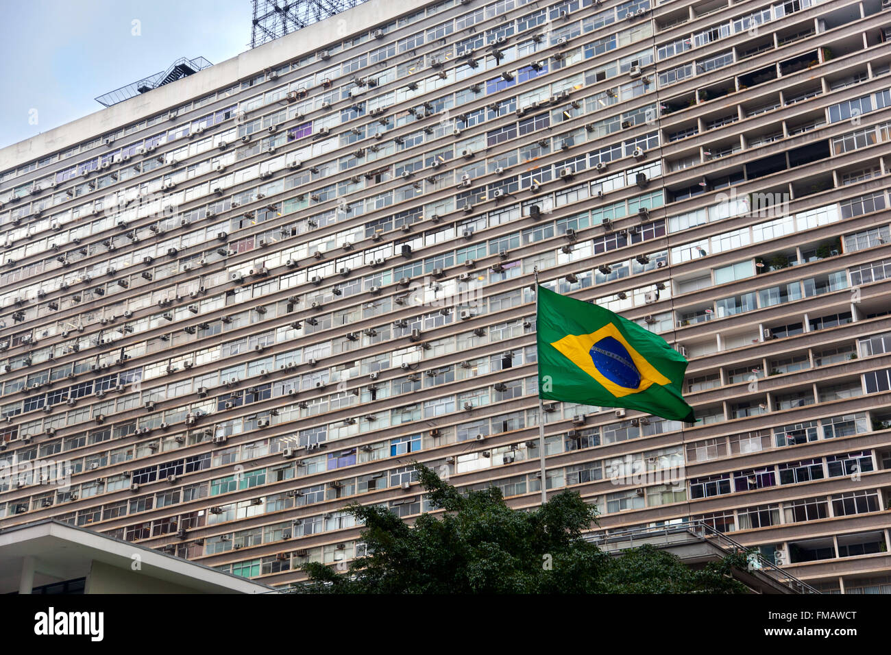 Gros bloc (Conjunto Nacional bâtiment) avec l'extérieur des unités de climatisation sur l'Avenue Paulista, Sao Paulo, Brésil Banque D'Images