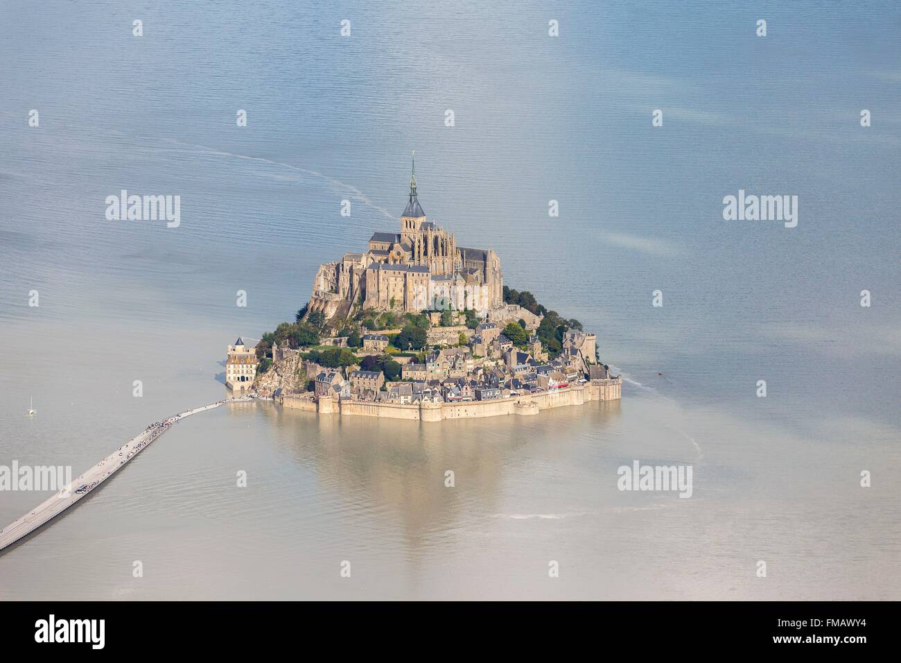 France, Manche, Le Mont Saint Michel, classé au Patrimoine Mondial de l'UNESCO, le mont à marée haute (vue aérienne) Banque D'Images