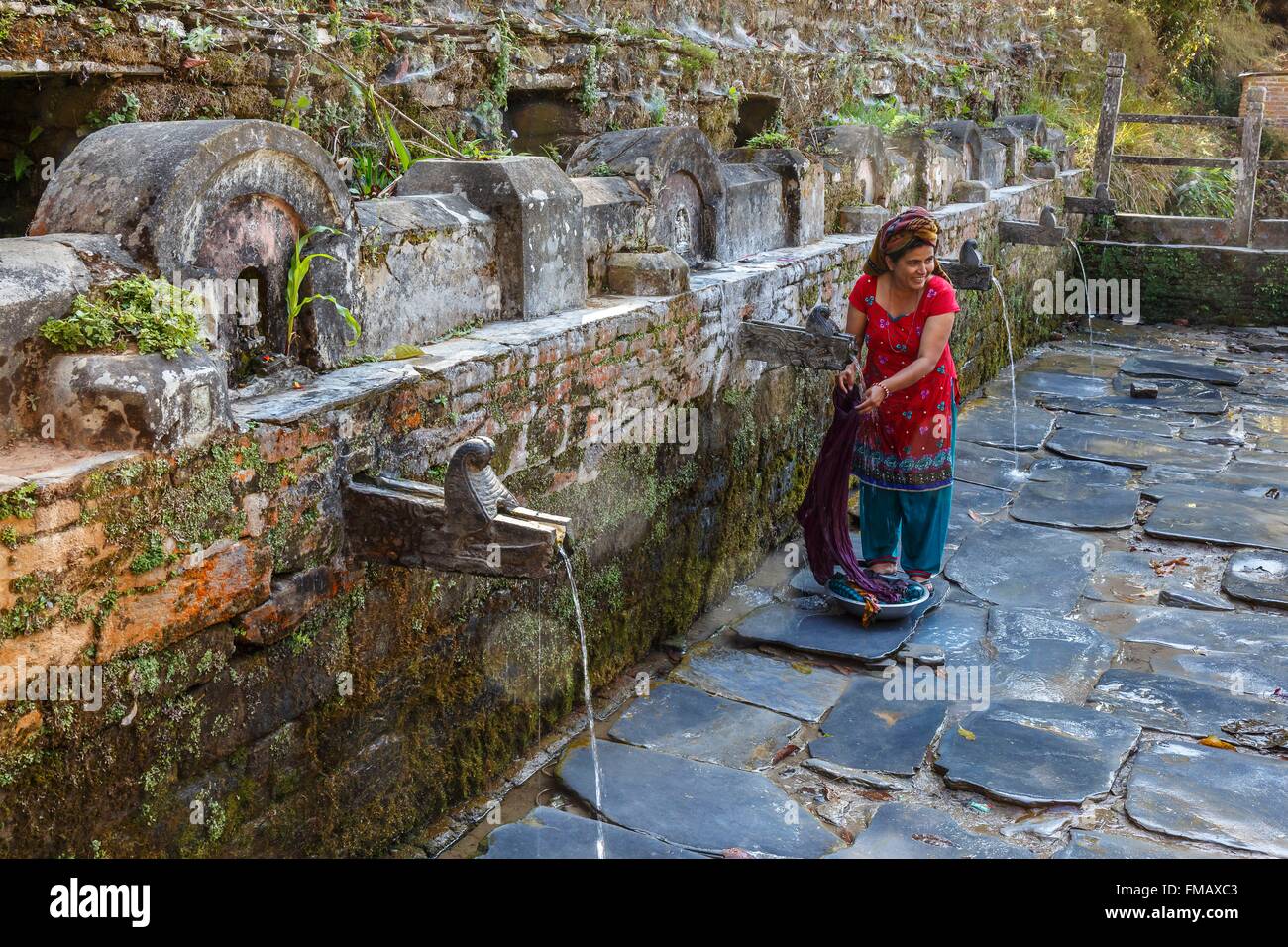 Le Népal, Gandaki zone, Bandipur, une femme se laver à la fontaine de Teendhara Banque D'Images