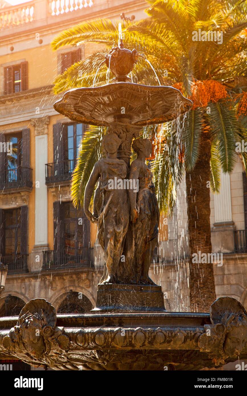 Espagne, Catalogne, Barcelone, fontaine sur Plaça Reial Banque D'Images