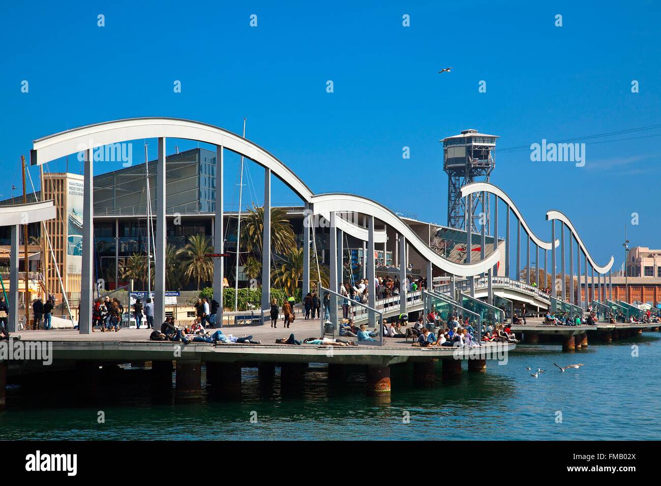 Espagne, Catalogne, Barcelone, Rambla del Mar Passerelles par les architectes Albert Viaplana Helio Pinon et près de Port Vell Banque D'Images