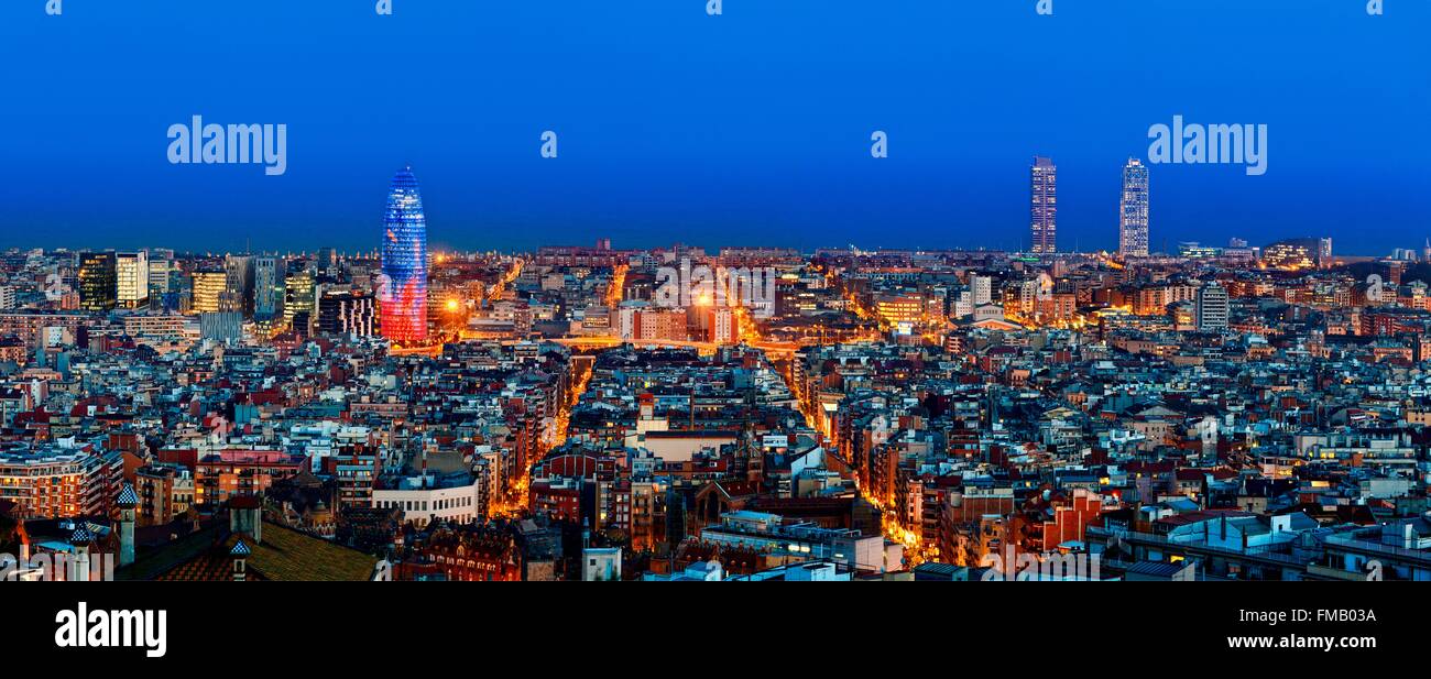 Espagne, Catalogne, Barcelone, vue panoramique de Barcelone avec Torre Agbar (Tour Agbar) Banque D'Images