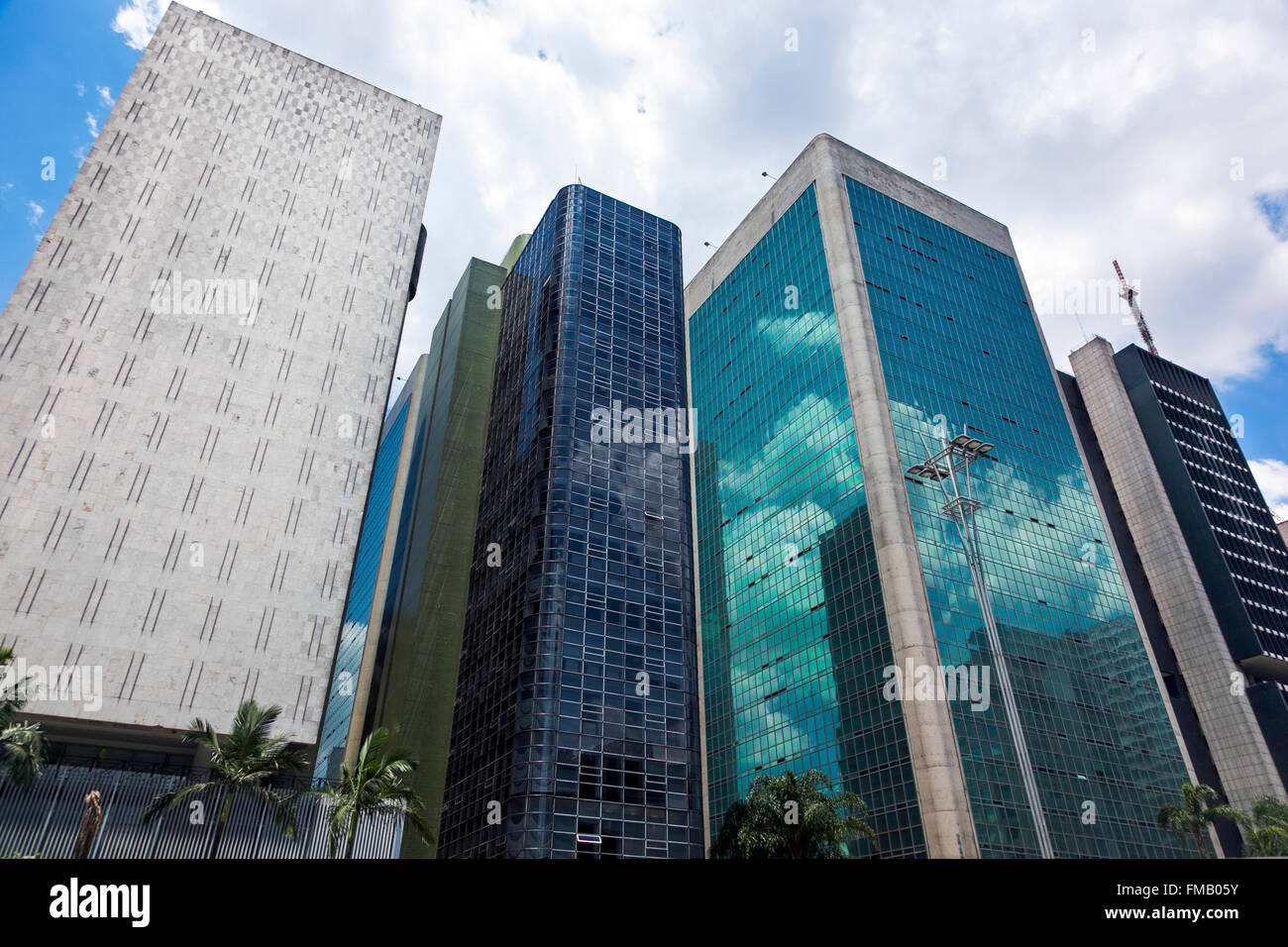 Les gratte-ciel modernes sur l'Avenue Paulista, Sao Paulo, Brésil (troisième bâtiment - Cetenco Plaza) Banque D'Images