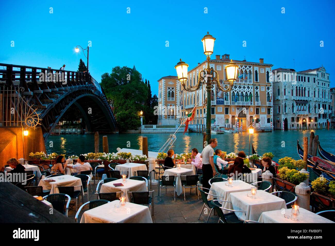 Italie, Vénétie, Venise, Restaurant et terrasse le long de Grand Canal Banque D'Images