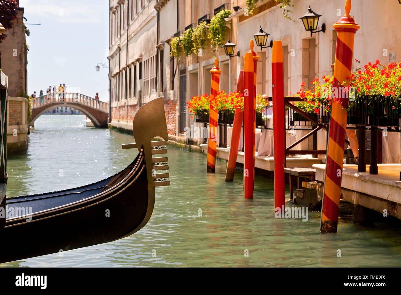 Italie, Vénétie, Venise, gondole sur canal Banque D'Images