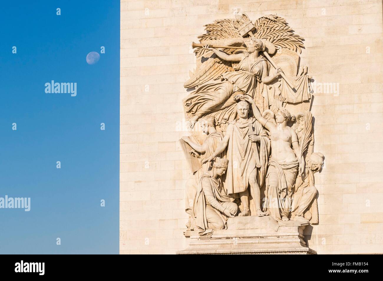 France, Paris, Place de l'Étoile (Place Charles de Gaulle), l'Arc de Triomphe, couronné par la victoire de Napoléon Banque D'Images