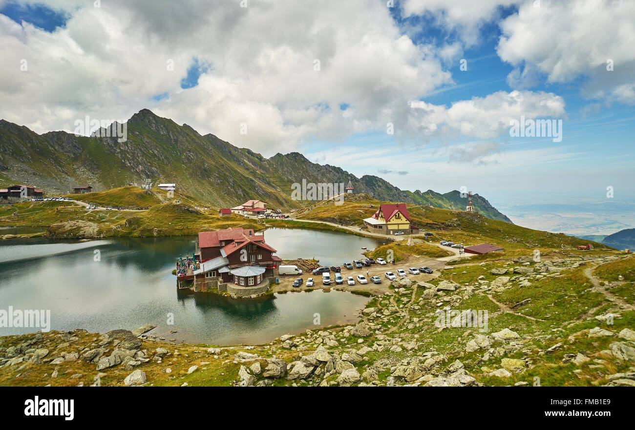 Balea Lake dans les montagnes de Fagaras, Roumanie. Banque D'Images