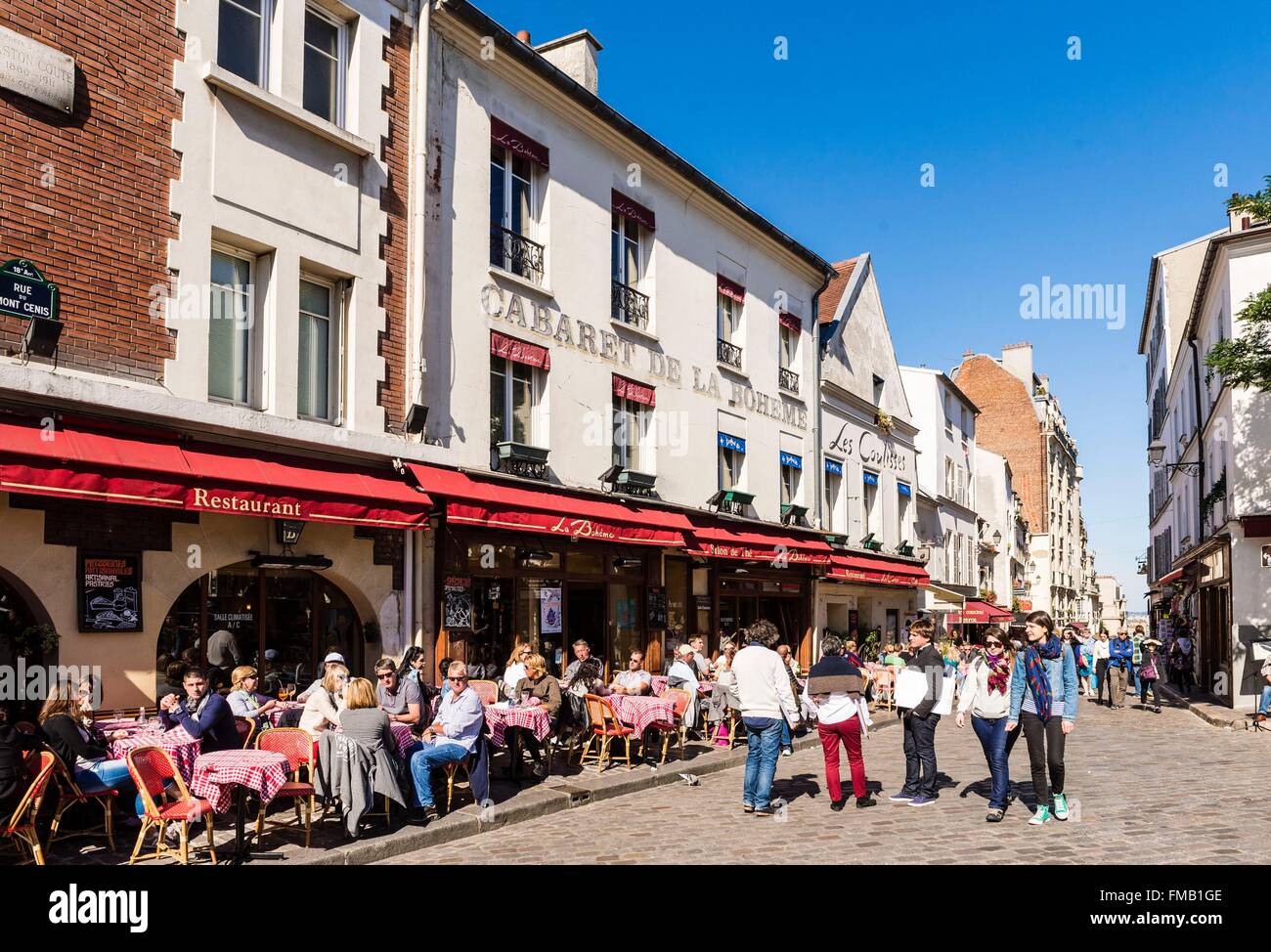 France, Paris, Montmartre, Place Jean Marais, terrasses Banque D'Images