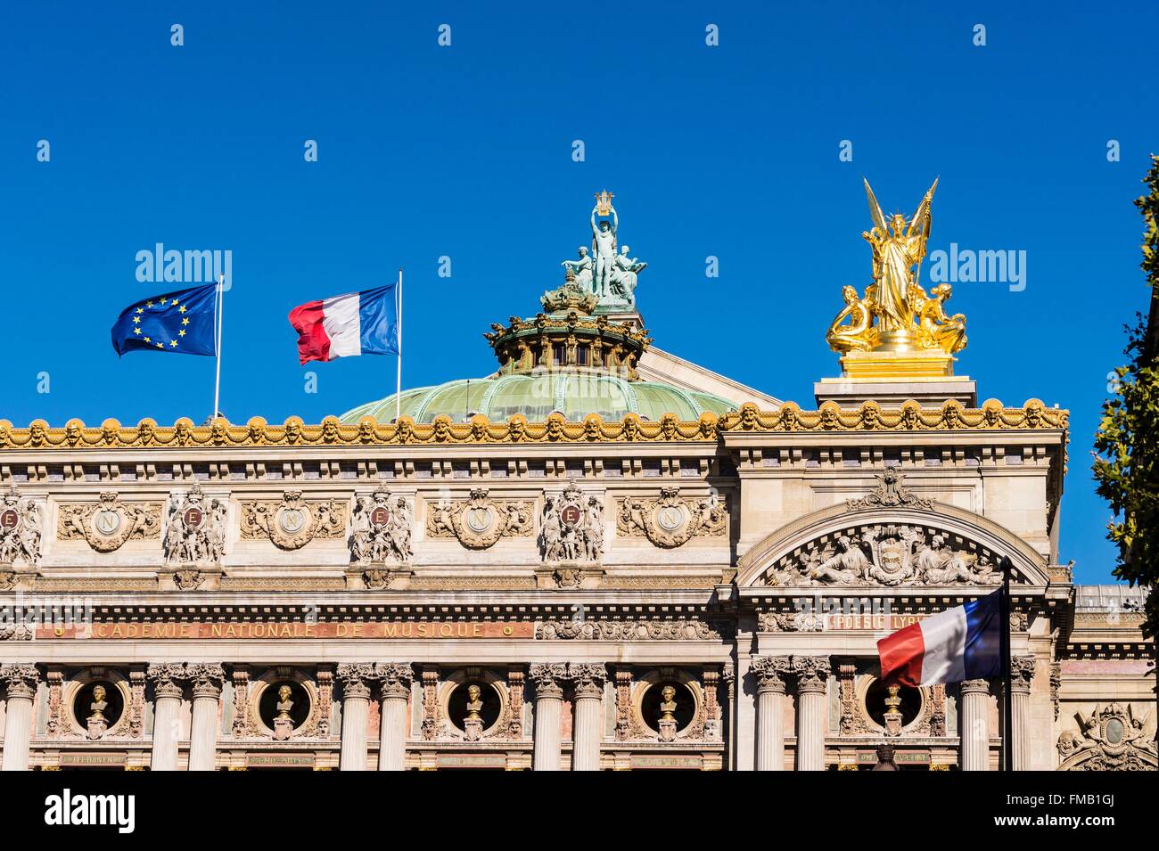 France, Paris, Opéra Garnier, détail de la façade principale et le toit, sculpture par Aime Millet Banque D'Images