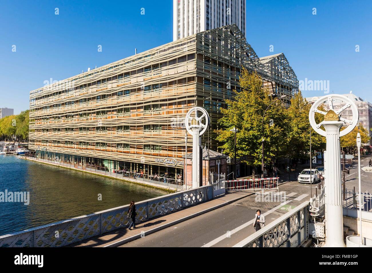 France, Paris, la plus grande auberge de jeunesse de l'Europe par les architectes Chaix et Morel et pont-levis sur Canal de l'Ourcq Banque D'Images