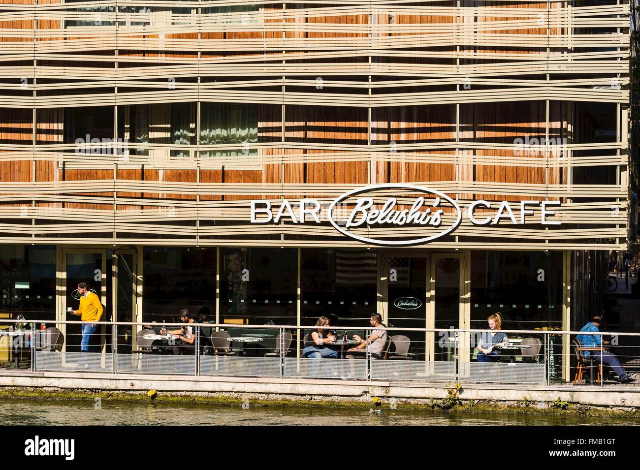 France, Paris, Canal de l'Ourcq, la plus grande auberge de jeunesse de l'Europe par les architectes Chaix et Morel, Belushi cafe Banque D'Images