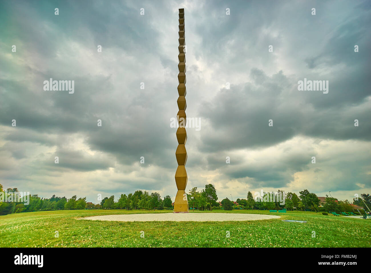 La colonne de l'infini par Constantin Brancusi à Targu Jiu, Roumanie. Banque D'Images