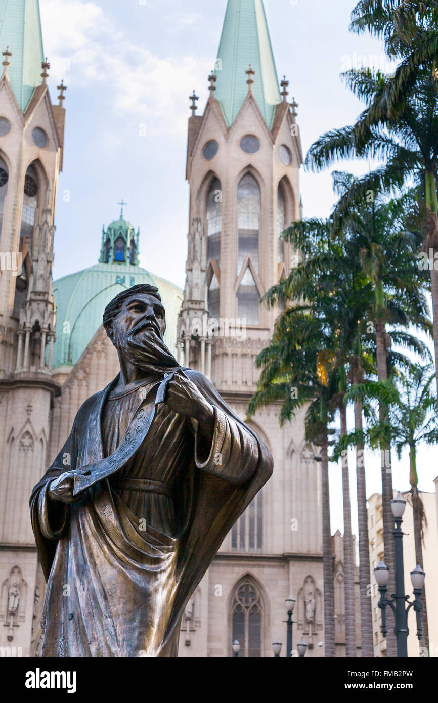 Statue de Saint Paul en face de Sao Paulo Cathédrale (Catedral Metropolitana, Catedral da Sé de São Paulo, Brésil) Banque D'Images