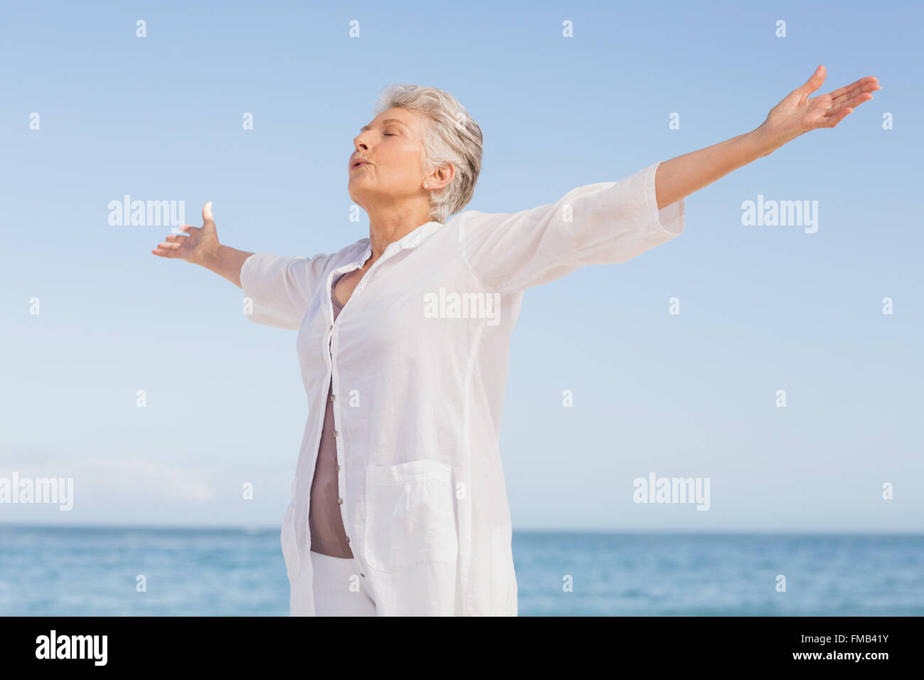 Casual woman with arms outstretched Banque D'Images