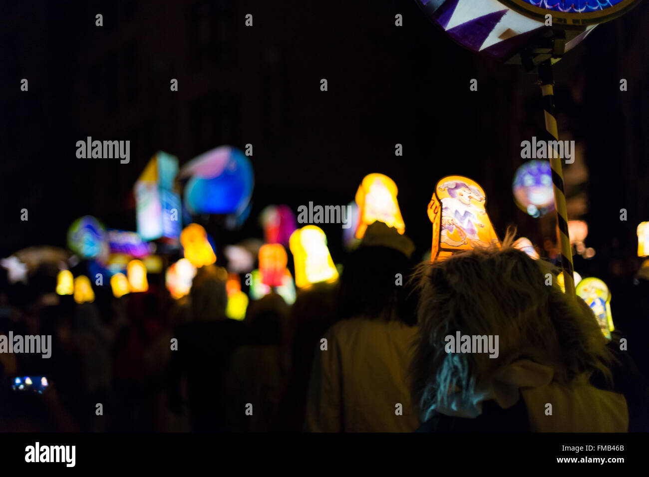 Un groupe avec des lanternes illuminées pendant la marche de la morgestraich carnaval de Bâle 2016. Banque D'Images
