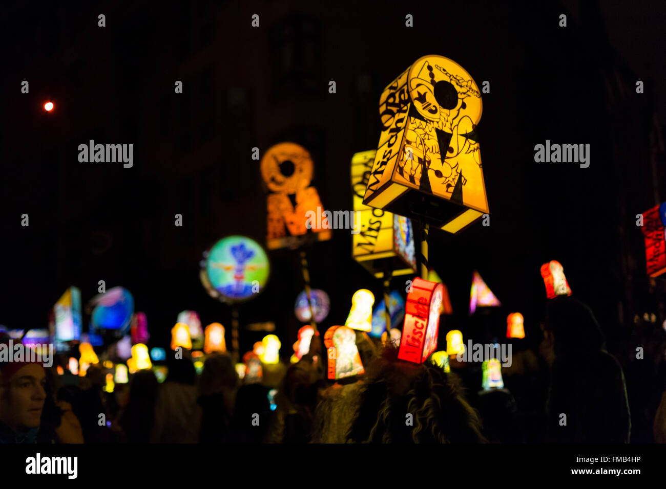 Un groupe avec des lanternes illuminées pendant la marche de la morgestraich carnaval de Bâle 2016. Banque D'Images