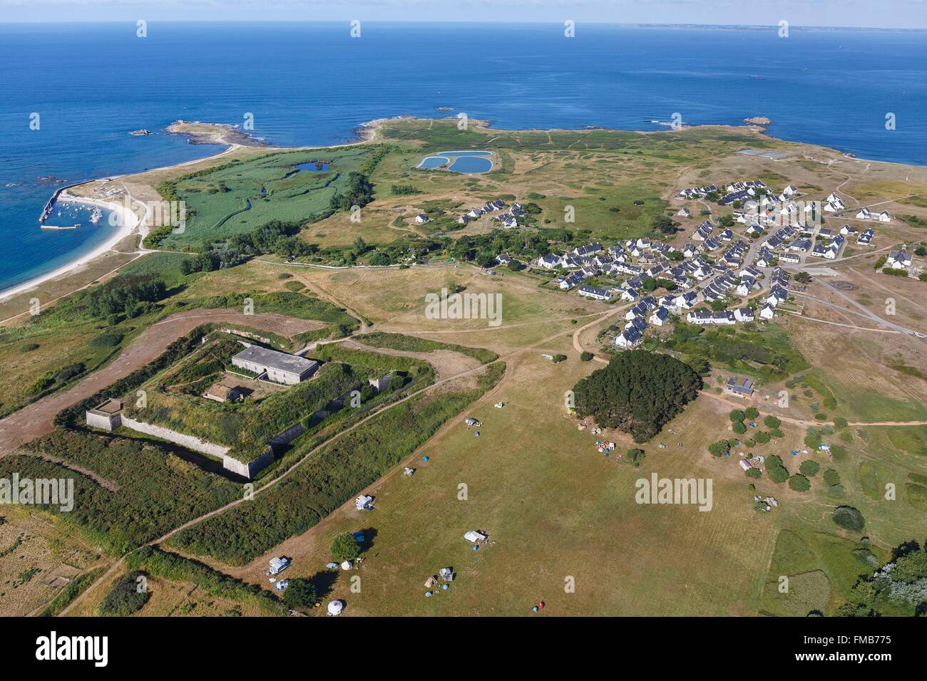 France, Morbihan, Hoedic, Louis Philippe fort et le village (vue aérienne) Banque D'Images