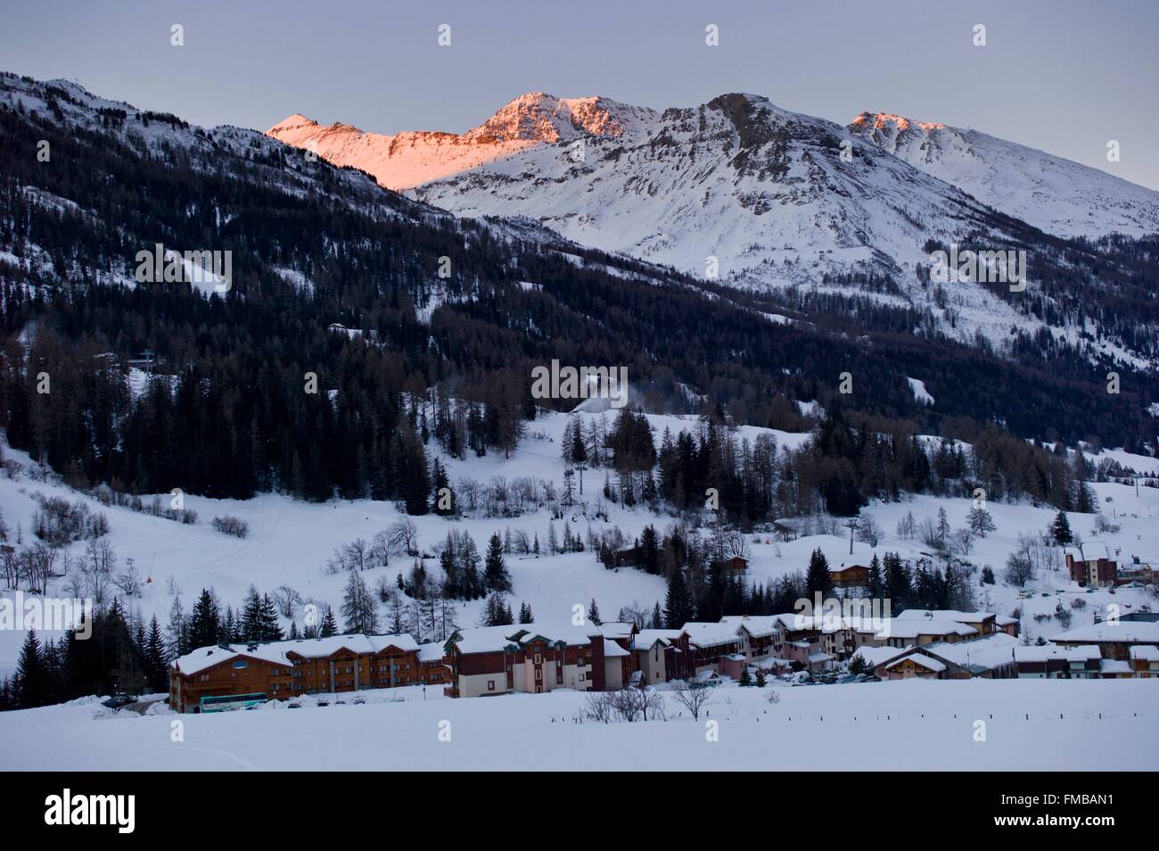 France, Savoie, vallée de la Maurienne, Les Ménuires (1439 m), station de  ski Photo Stock - Alamy