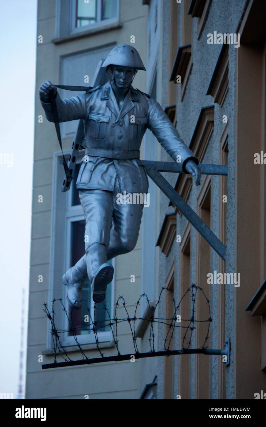 Eine Skulptur, die einem von fluechtenden beruehmten Foto NVA-Soldaten waehrend des Mauerbaus nachempfunden 1963 ist, Brunnens Banque D'Images