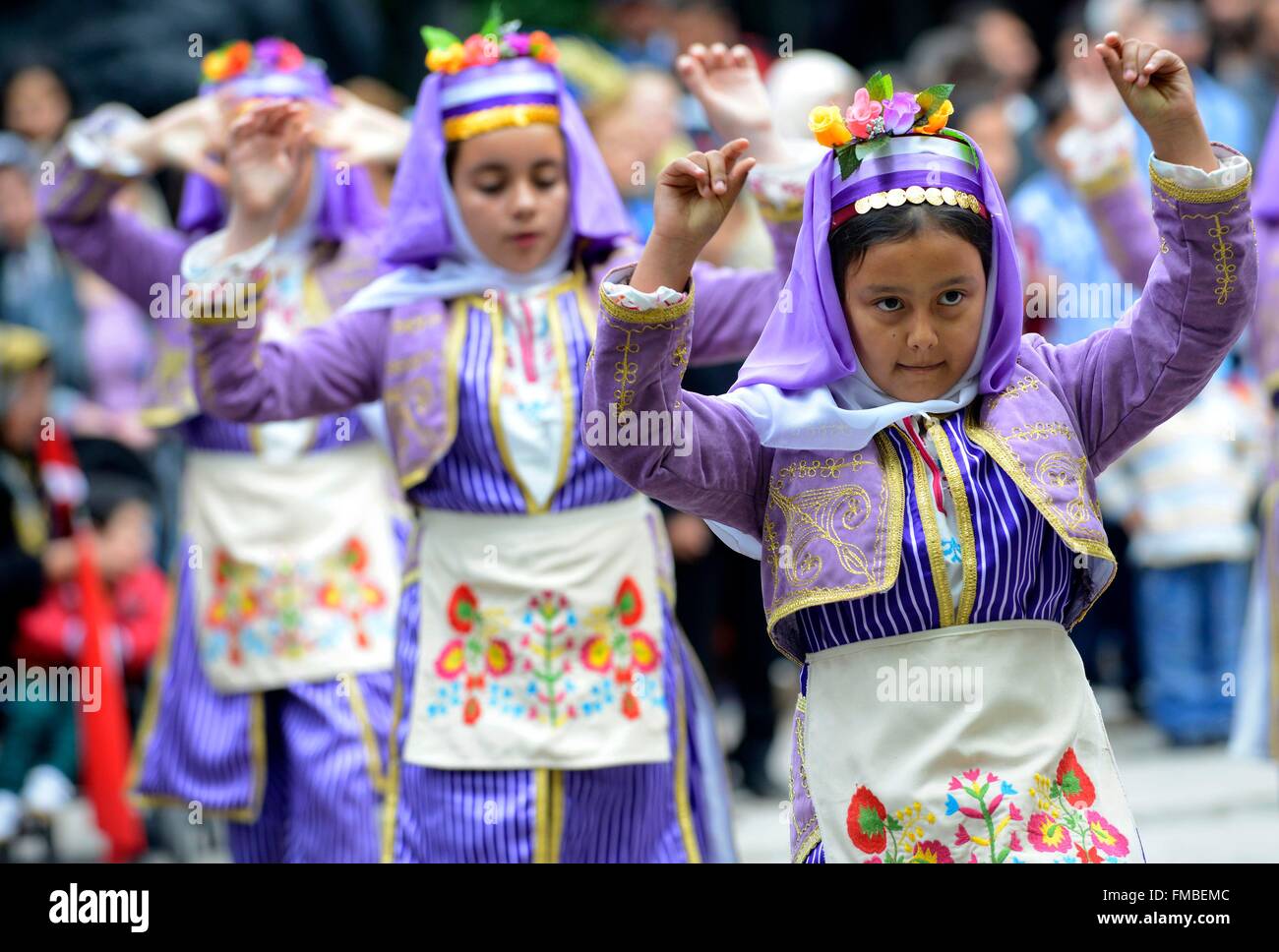 La Turquie, région de Marmara, Bandirma, pour les enfants au cours d'un spectacle traditionnel à l'occasion de la fête nationale turque Banque D'Images