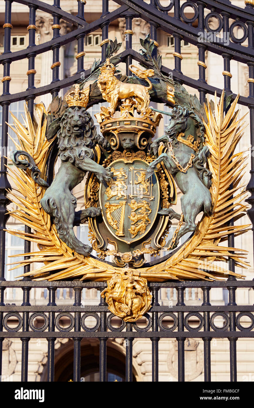 Golden Royal Coat of Arms à la principale porte du palais de Buckingham à Londres Banque D'Images