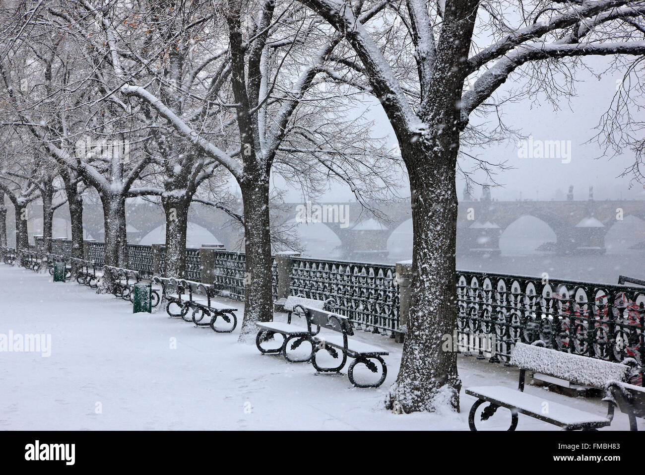 Il neige à côté de Vltava (Moldau), Prague, République tchèque. Dans l'arrière-plan vous pouvez voir le pont Charles. Banque D'Images