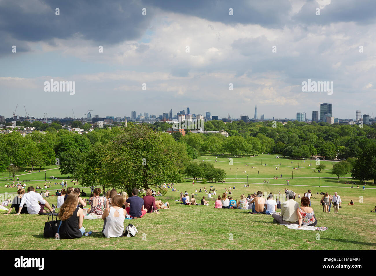 Primrose Hill top avec vue sur la ville de Londres et les gens se détendre dans le parc de Londres Banque D'Images