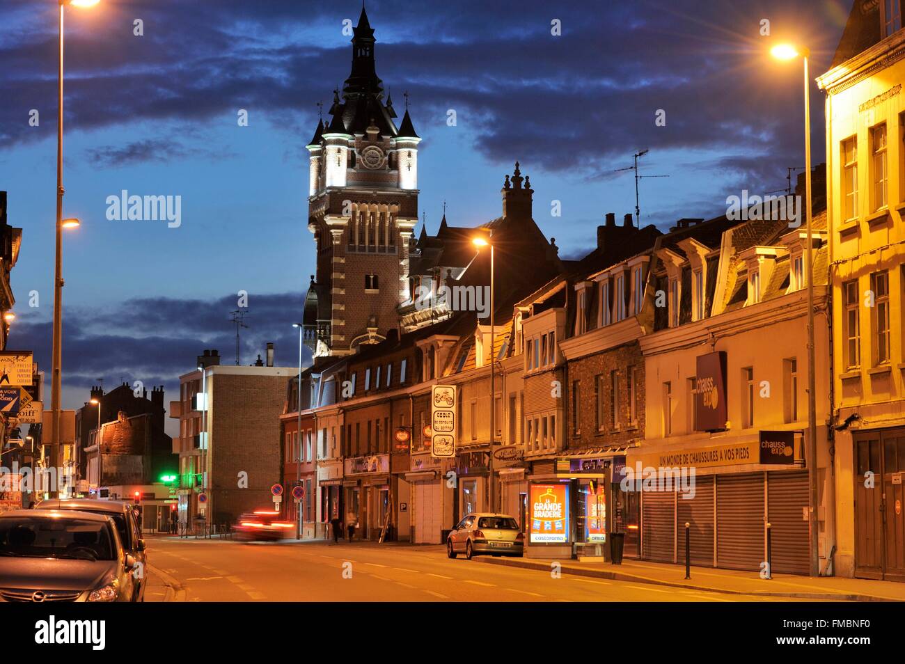 France, Nord, Loos, le maréchal Foch Rue, Ville Hôtel belfry construite en 1880 en style néoclassique style flamand et inscrite au patrimoine mondial de Banque D'Images