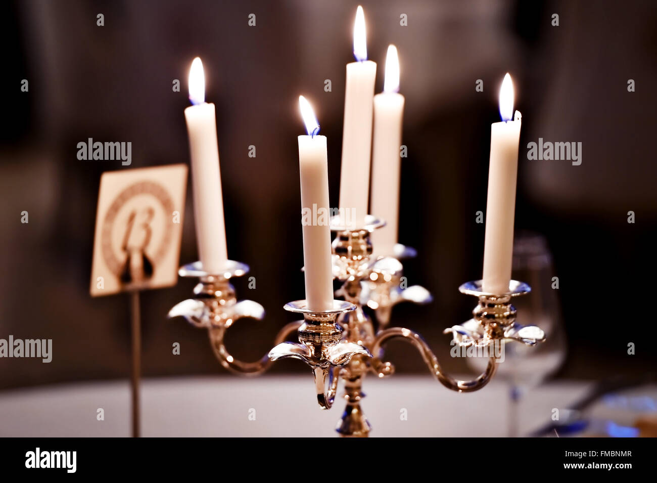 Bougies dans un lustre sur table de dîner élégant Banque D'Images
