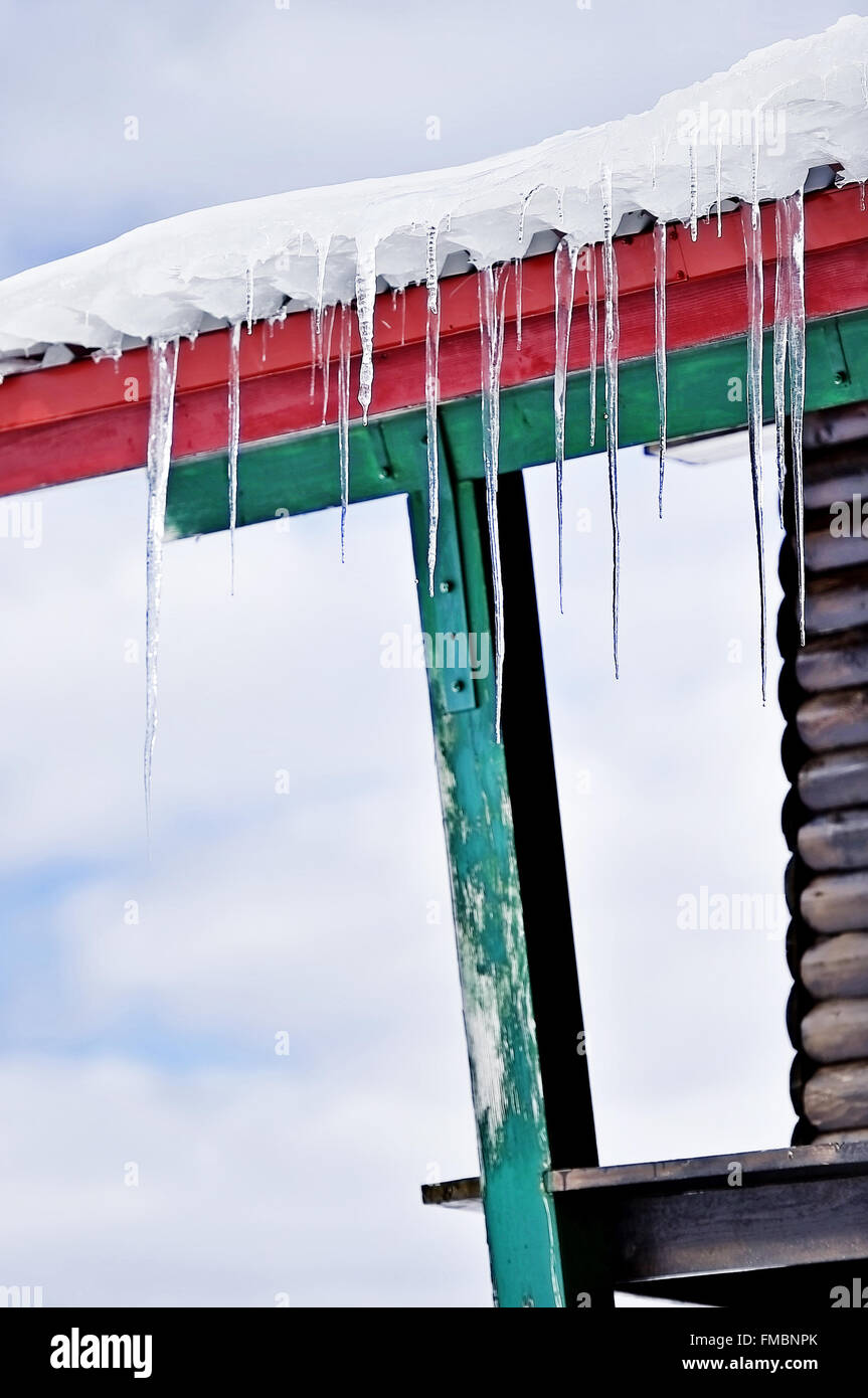 Détail de l'hiver avec la fonte de glaçons sur le toit de chalet en bois Banque D'Images