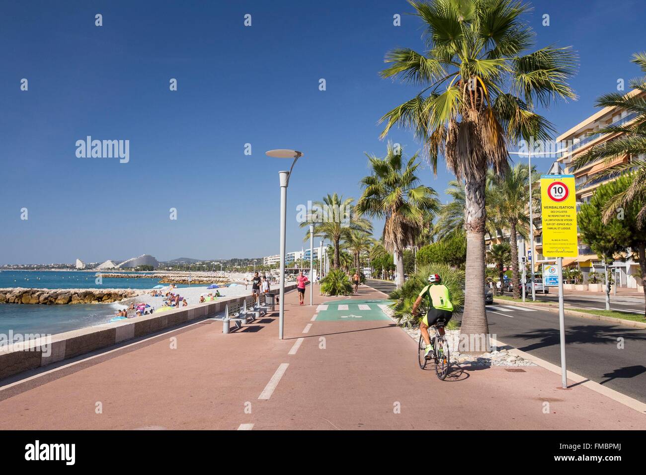 France, Alpes Maritimes, Cagnes sur Mer, des cyclistes sur la piste cyclable sur la promenade de la plage Banque D'Images