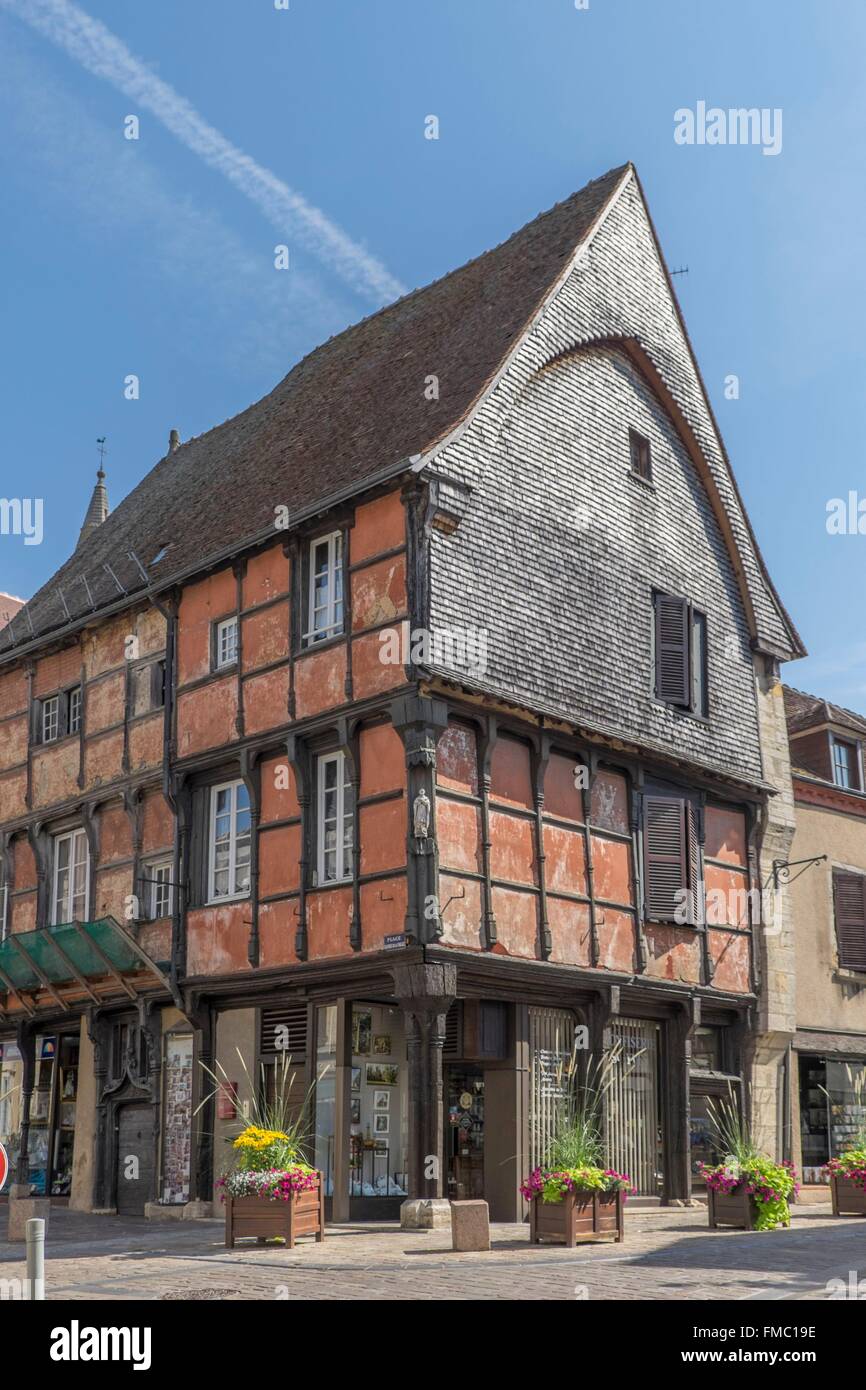 La France, l'Indre, La Châtre, 15ème siècle maison de bois, place Laisnel de la salle. George Sand, dans son livre André, rend la Banque D'Images