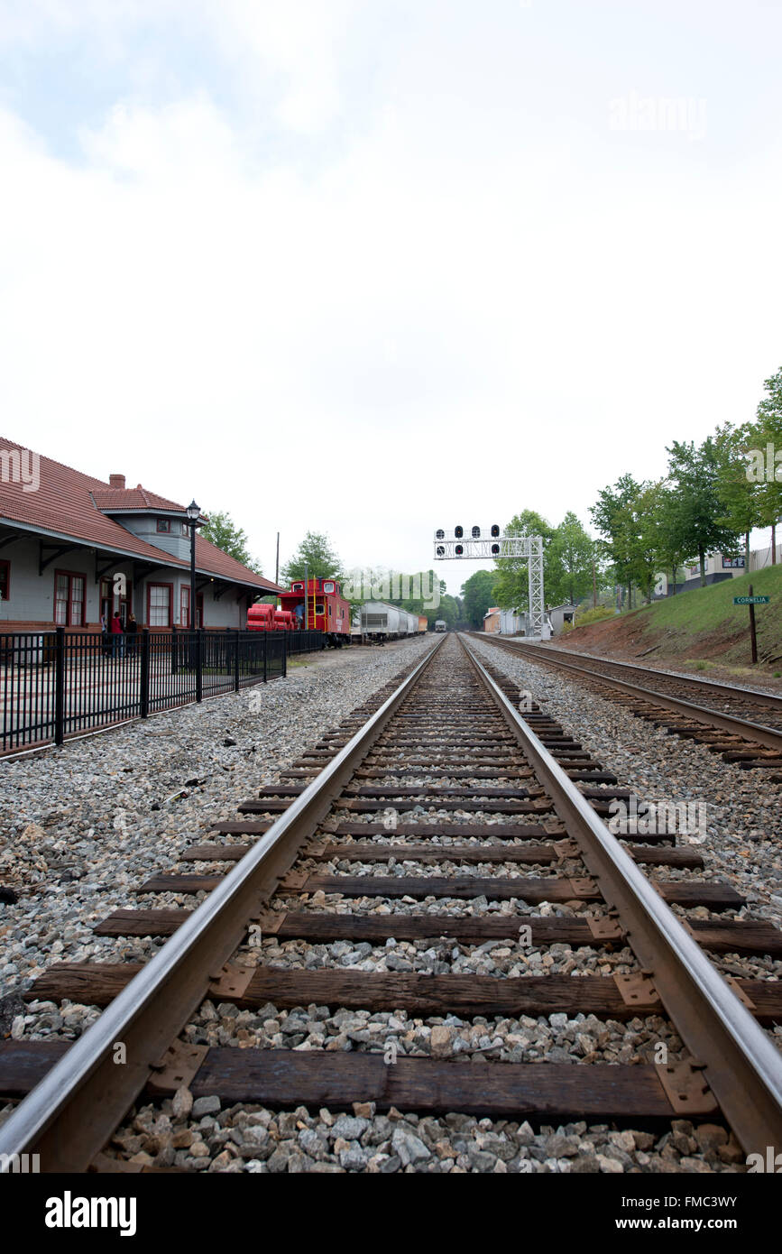 Les lignes de passage de train convergent sur une piste située à Cornelia Géorgie Banque D'Images